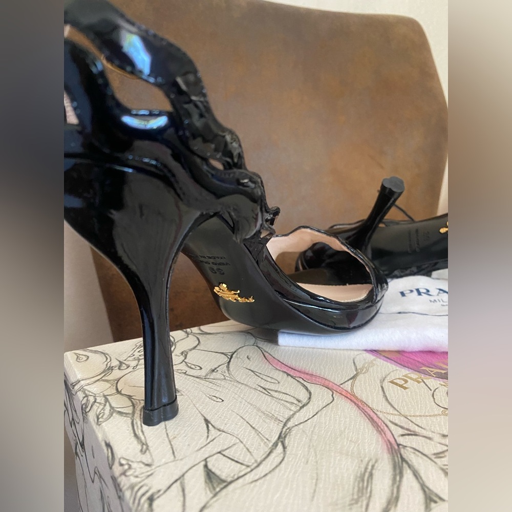 Never worn, prada shoes, still in original box!